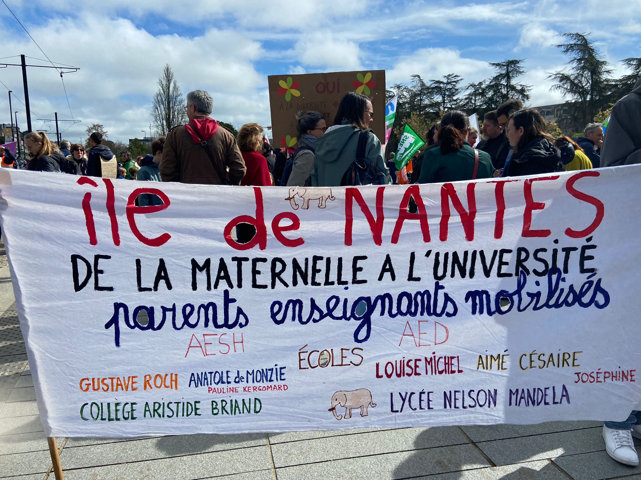 Photo de d'une banderole vu le 30 mars. Il est indiqué «Île de Nantes, de la maternelle à l'université, parents enseignants mobilisés»